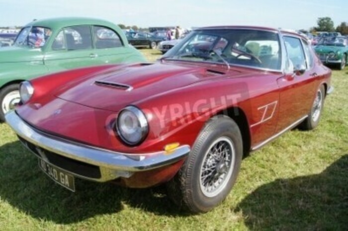 Fototapete Altes Auto auf Rasen