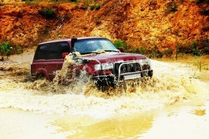 Fototapete Autorennen im Matsch
