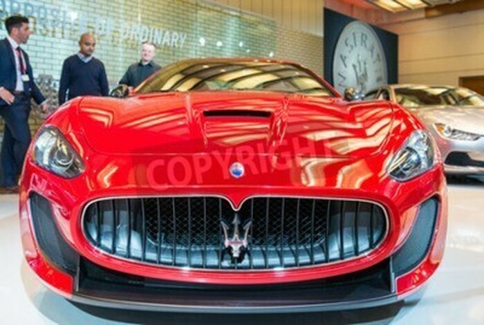 Fototapete Rotes Sportauto auf Display