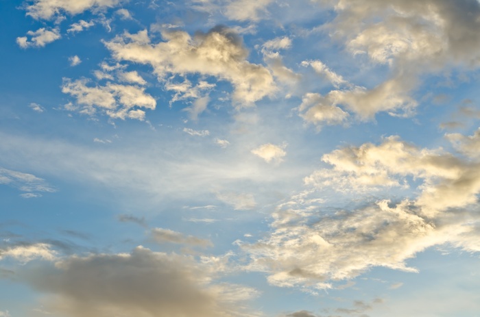 Fototapete Frau vor dem Hintergrund des orangefarbenen Himmels