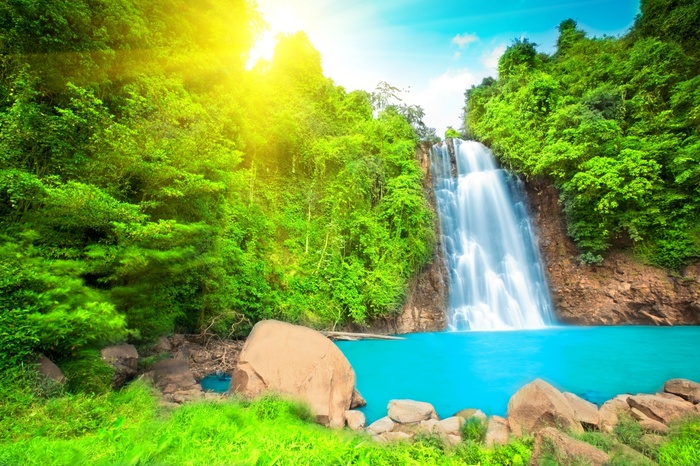 Fototapete Sonniger Wasserfall im Dschungel