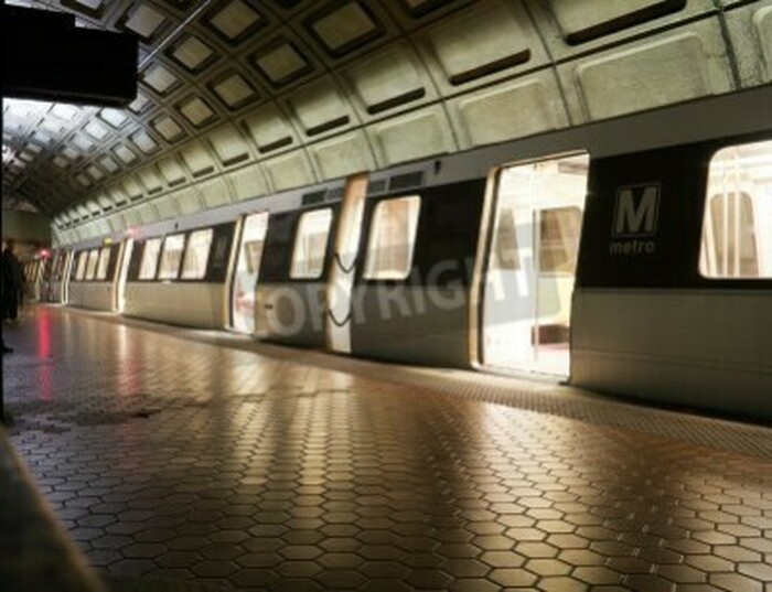 Fototapete Zug in dunkler U-Bahnstation