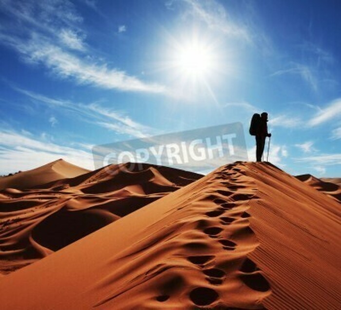 Fototapete In der Wüste wandernder Mensch