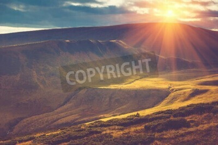 Fototapete Sonnenaufgang über Bergen