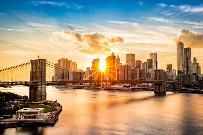 Fototapete Sonnenuntergang zwischen Gebäuden in New York City