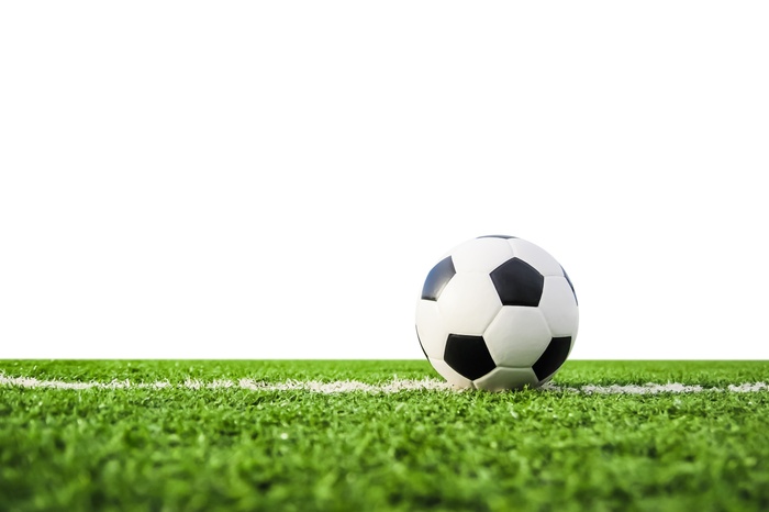 Fototapete Auf dem grünen Rasen liegender Ball