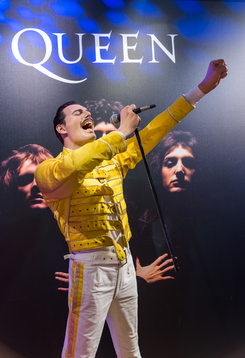 Poster AMSTERDAM, NIEDERLANDE - 25. APRIL: 2017: Freddie Quecksilber Wachsstatue im Madame Tussauds Museum am 25. April 2017 in Amsterdam Niederlande.