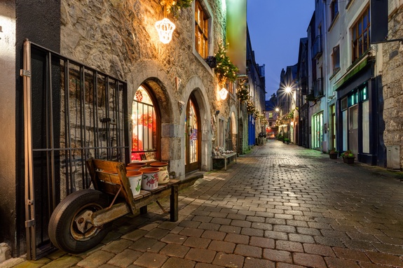 Ruelle éclairée en irlande