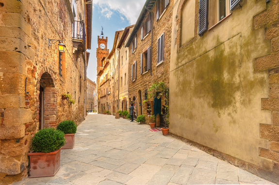 Ruelle déserte avec une tour