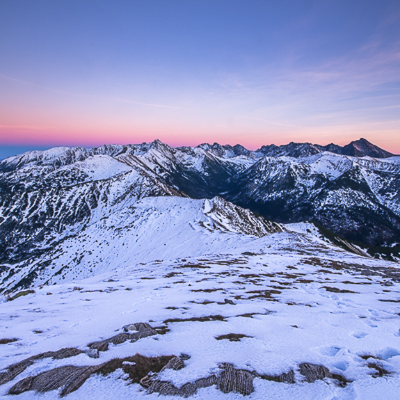 Montagnes en hiver et un sommet