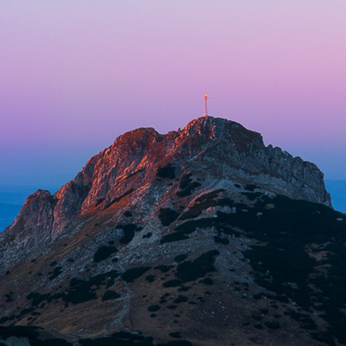 Montagnes et ciel violet
