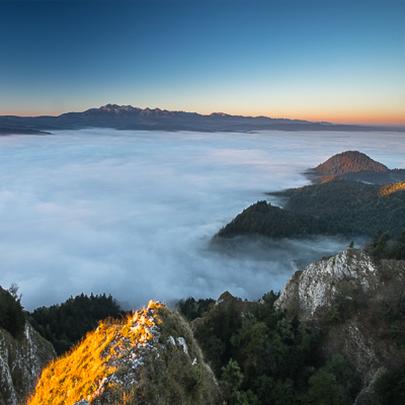 Montagnes dans d'épais nuages