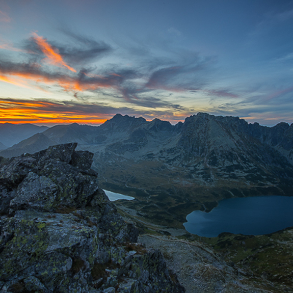 Ciel orange au-dessus des montagnes