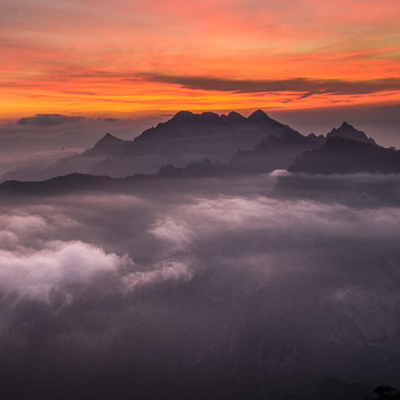 Montagnes après le coucher du soleil