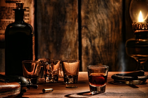 Verres sur une table dans une pièce sombre