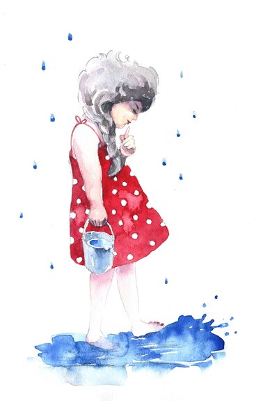 Fille se promenant sous la pluie