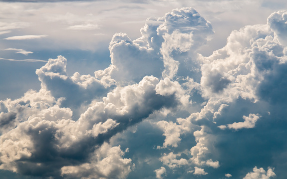 Ciel couvert de nuages blancs