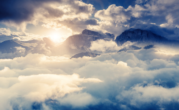 Des sommets de montagne dans les nuages