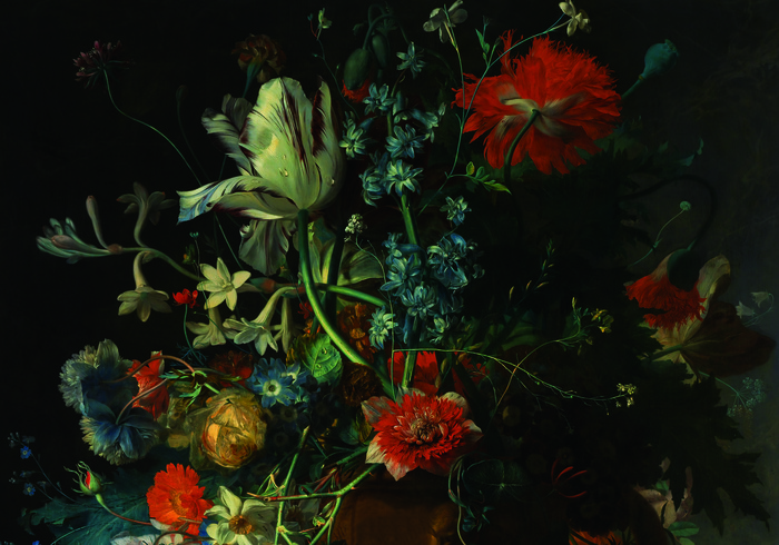 Arrangement de fleurs sur fond sombre