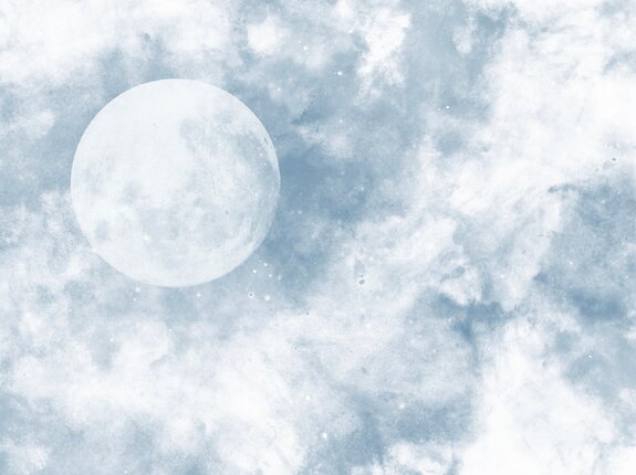 La lune parmi les nuages sur fond bleu