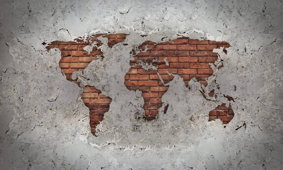 Carte du monde en briques rouges sur béton