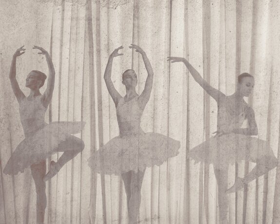 Ballerines dansantes sur un fond effet béton