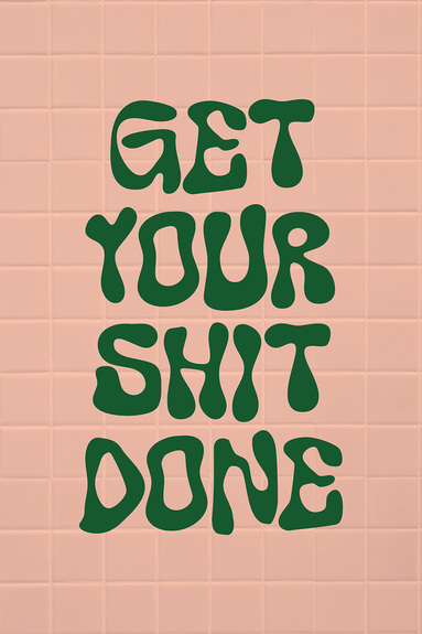 Inscription verte sur fond rose pâle get your shit done