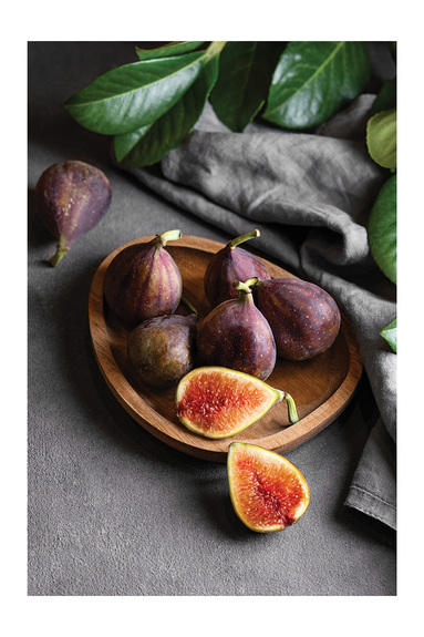 Figues fraîches sur un plateau en bois