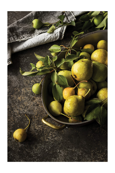 Poires vertes dans un bol