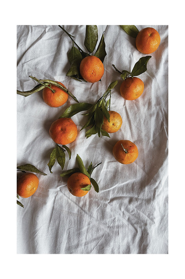 Oranges avec des feuilles vertes