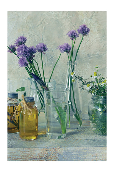 Fleurs dans des récipients en verre