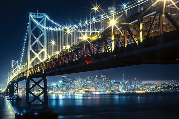 Paysage nocturne avec vue sur le pont et bâtiments illuminés