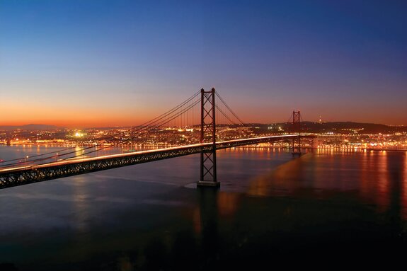 Paysage avec un pont au coucher du soleil