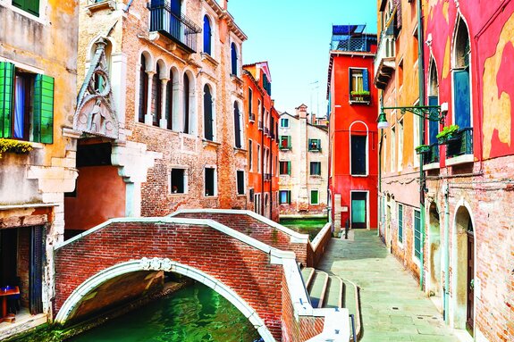 Canal pittoresque avec pont entouré de maisons
