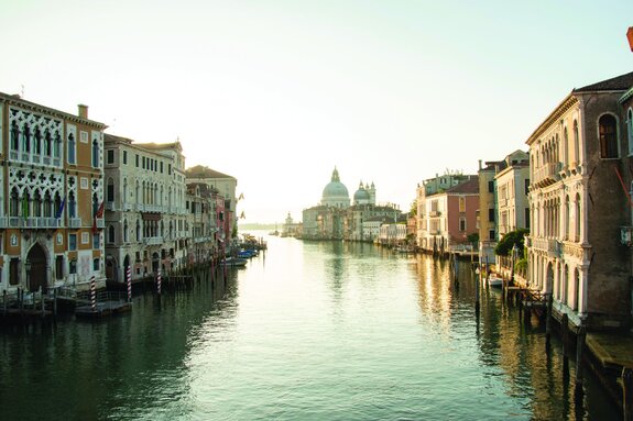 Canal d'eau avec vue sur la basilique