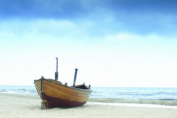 Bateau en bois sur la plage au bord de la mer