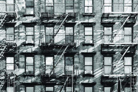 Vieille maison en briques avec escaliers