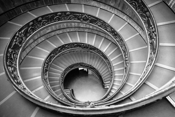 Photo monochromatique d'un escalier en colimaçon