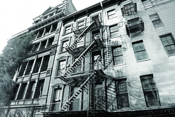 Photo en noir et blanc d'un immeuble avec escaliers