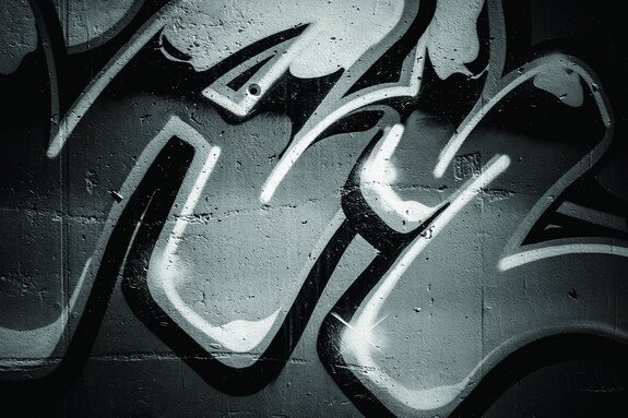 Graffiti en noir et blanc sur un mur en béton