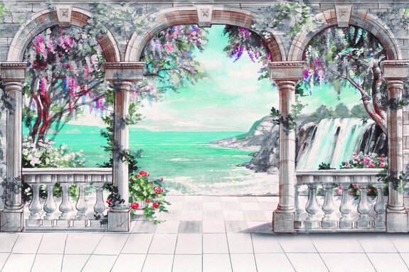 Terrasse avec arches parmi la végétation et la mer