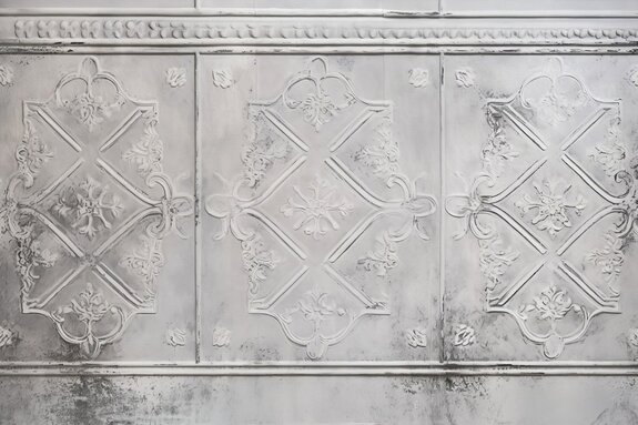 Mur gris brut avec décorations