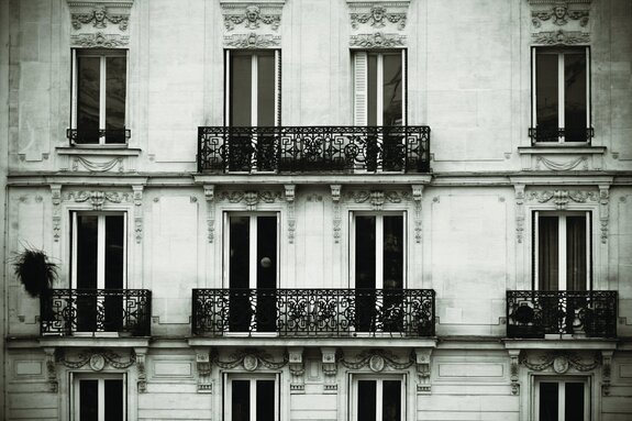Photo d'un vieil immeuble avec des balcons