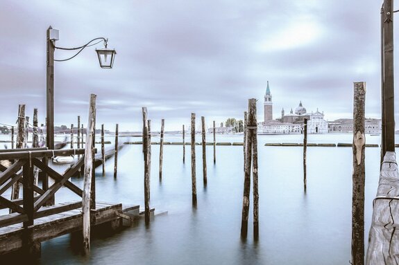 Paysage hivernal avec une église en arrière-plan