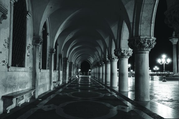 Photo en noir et blanc de colonnes anciennes