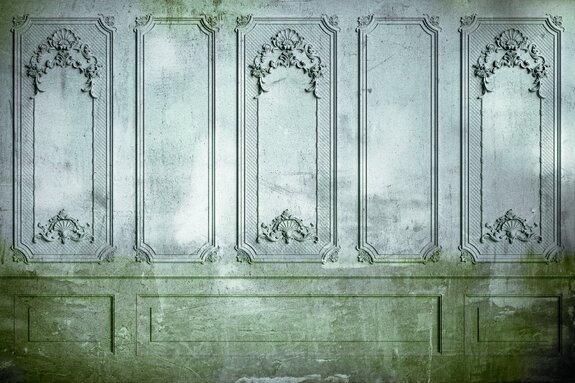 Stuc baroque sur un mur gris