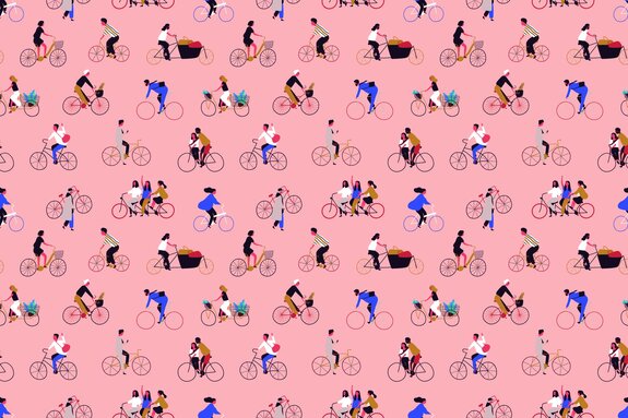 Femmes et hommes faisant du vélo