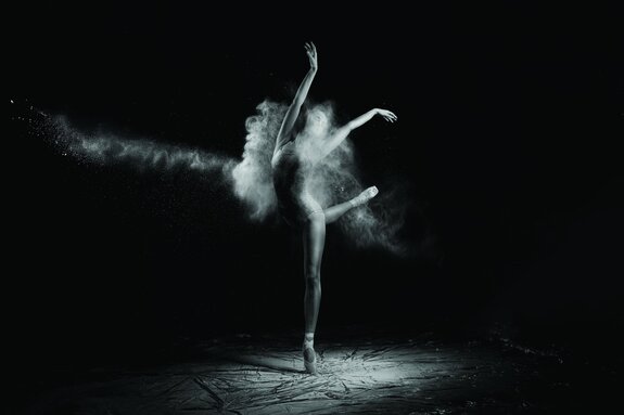 Femme dansant le ballet sur fond noir