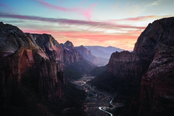 Hauts falaises sur fond de coucher de soleil