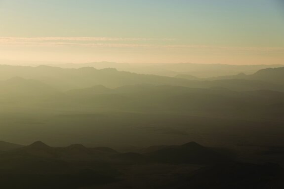 Brouillard épais sur le désert sombre